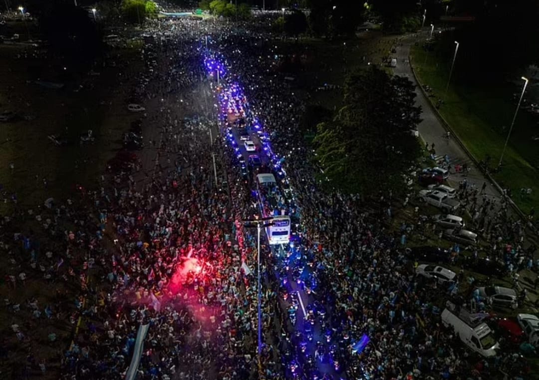 حشود جماهيرية لاستقبال نجوم الأرجنتين