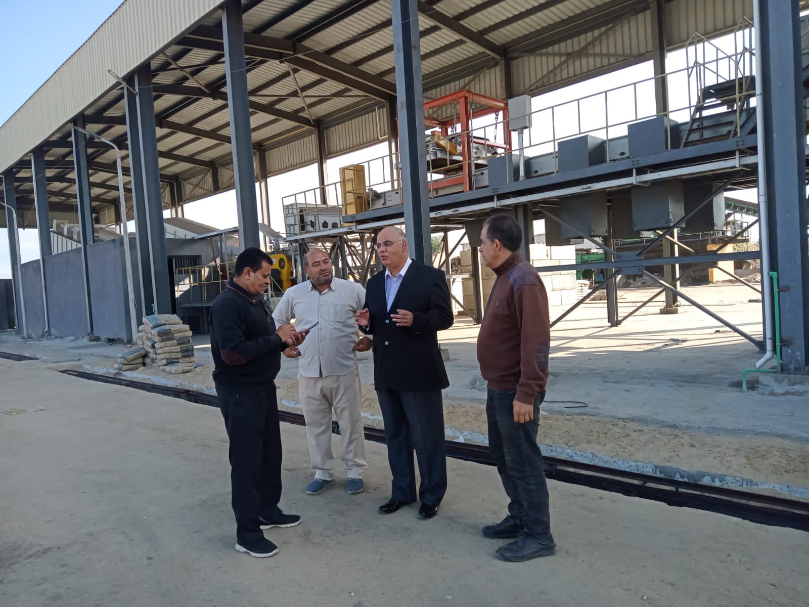 رئيس مدينة المحلة يتابع أعمال تطوير مصنع تدوير المخلفات الصلبة (5)