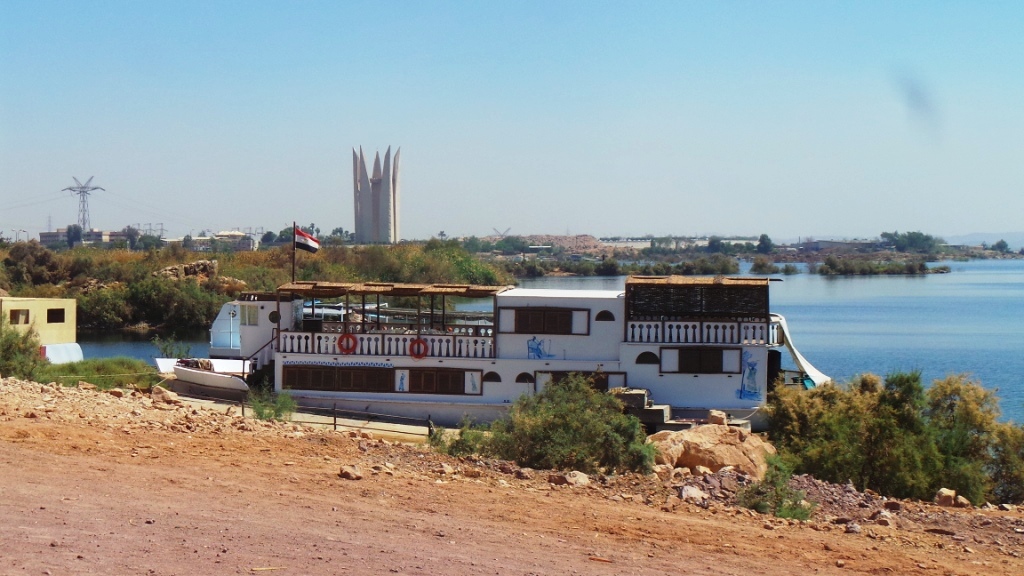بحيرة ناصر خلف السد العالى