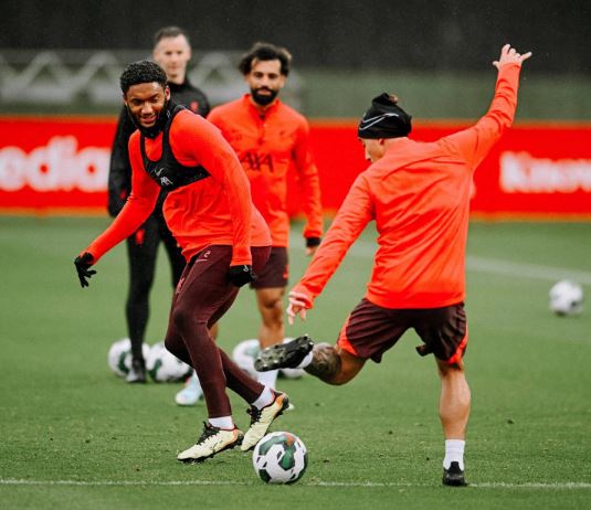 صلاح يتابع كرة مشتركة