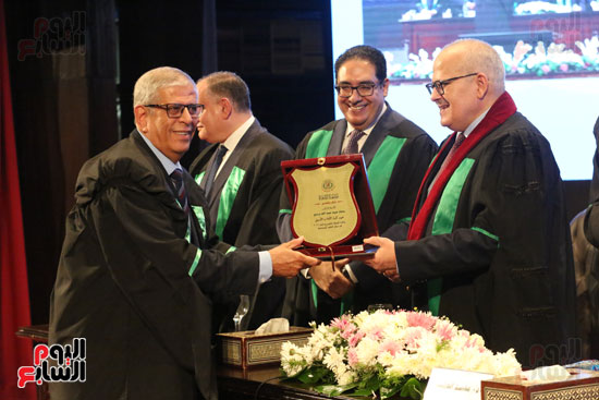 تكريم 134 عالما بجامعة القاهرة خلال احتفالية عيد العلم الـ17 (13)