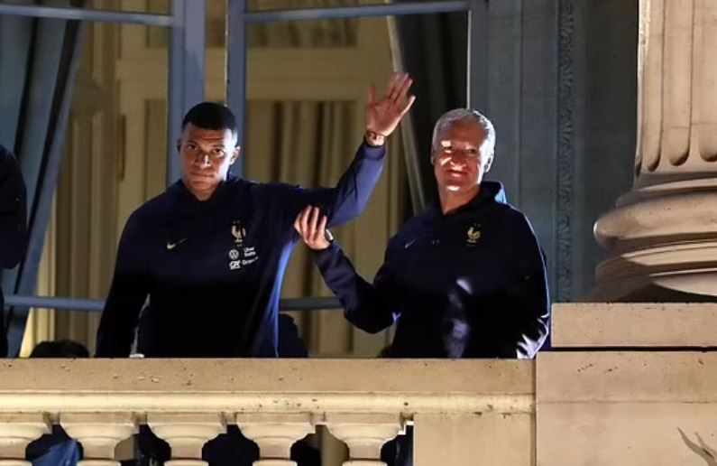 الحزن يخيم علي مبابي