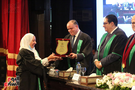 تكريم 134 عالما بجامعة القاهرة خلال احتفالية عيد العلم الـ17 (19)