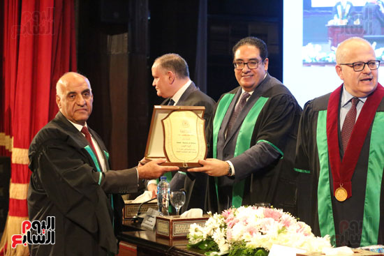 تكريم 134 عالما بجامعة القاهرة خلال احتفالية عيد العلم الـ17 (5)