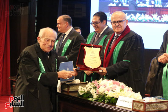 تكريم 134 عالما بجامعة القاهرة خلال احتفالية عيد العلم الـ17 (16)