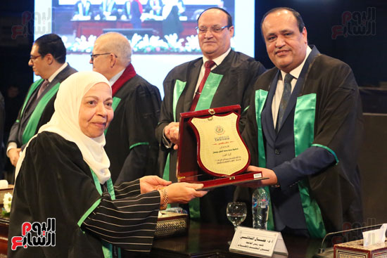 تكريم 134 عالما بجامعة القاهرة خلال احتفالية عيد العلم الـ17 (29)