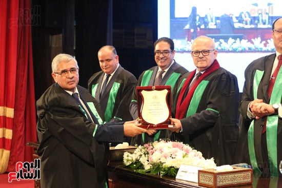 تكريم 134 عالما بجامعة القاهرة خلال احتفالية عيد العلم الـ17 (11)