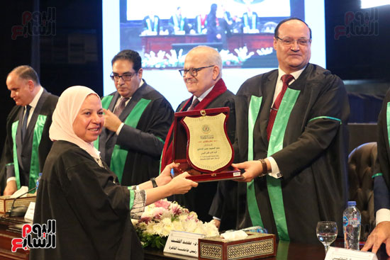 تكريم 134 عالما بجامعة القاهرة خلال احتفالية عيد العلم الـ17 (20)