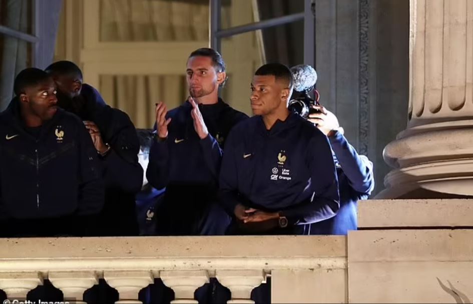 منتخب فرنسا يحيي  الجماهير