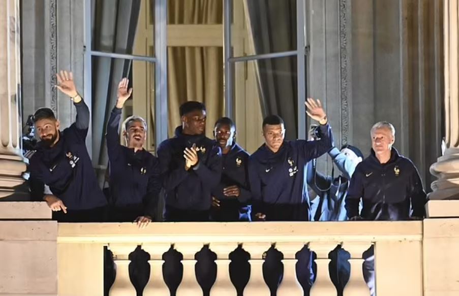 منتخب فرنسا في ساحة الكونكورد