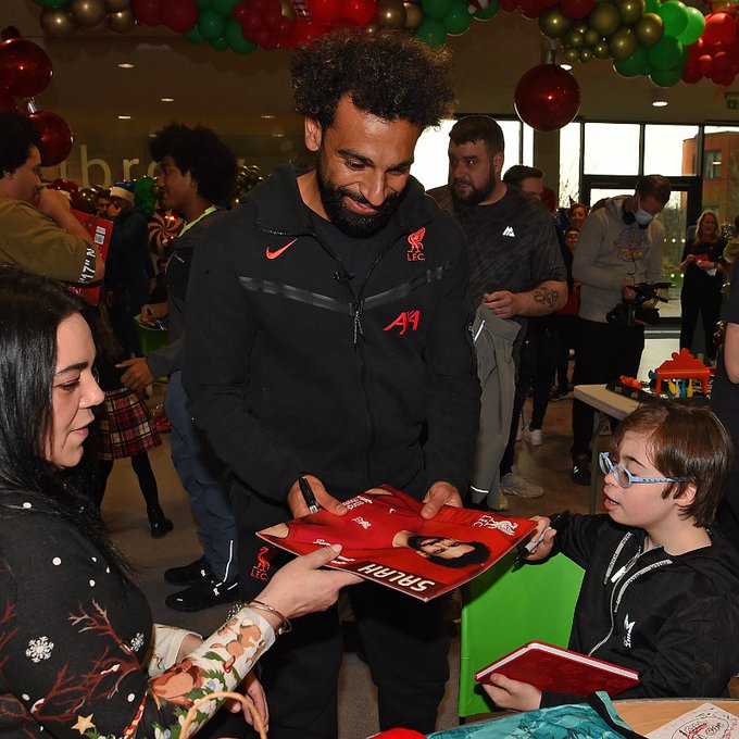 زيارة محمد صلاح ونجوم ليفربول (2)