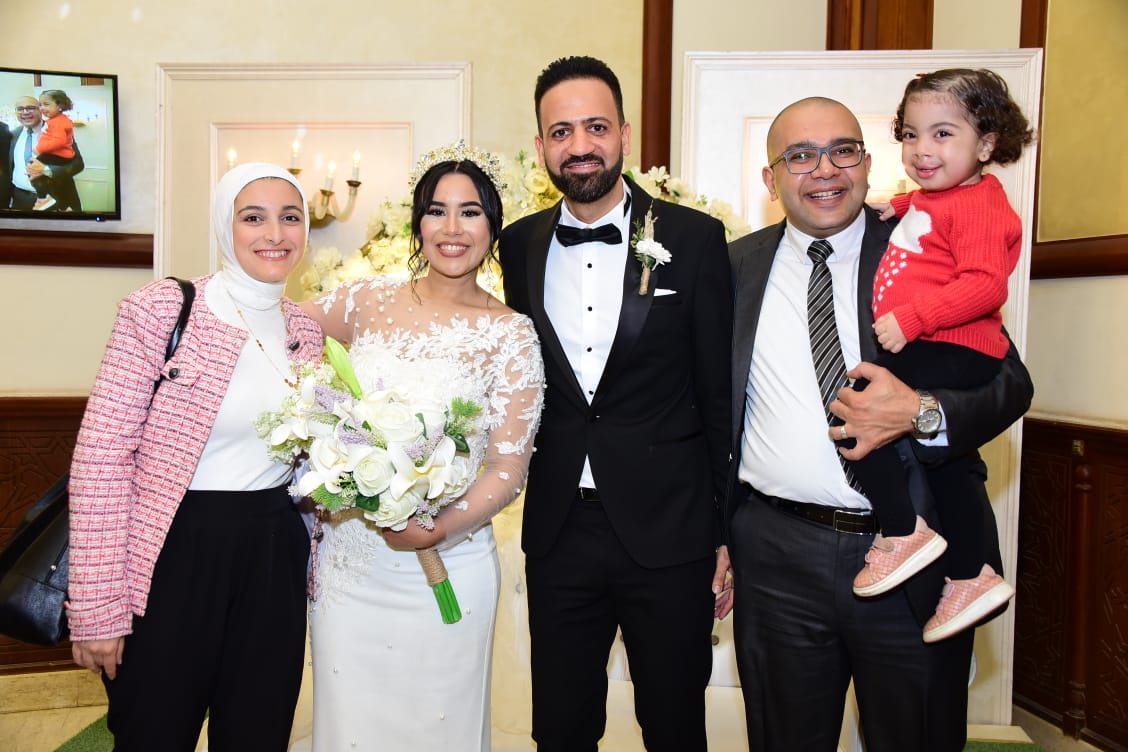 العروسين مع الزميل محمود حسن وأسرته