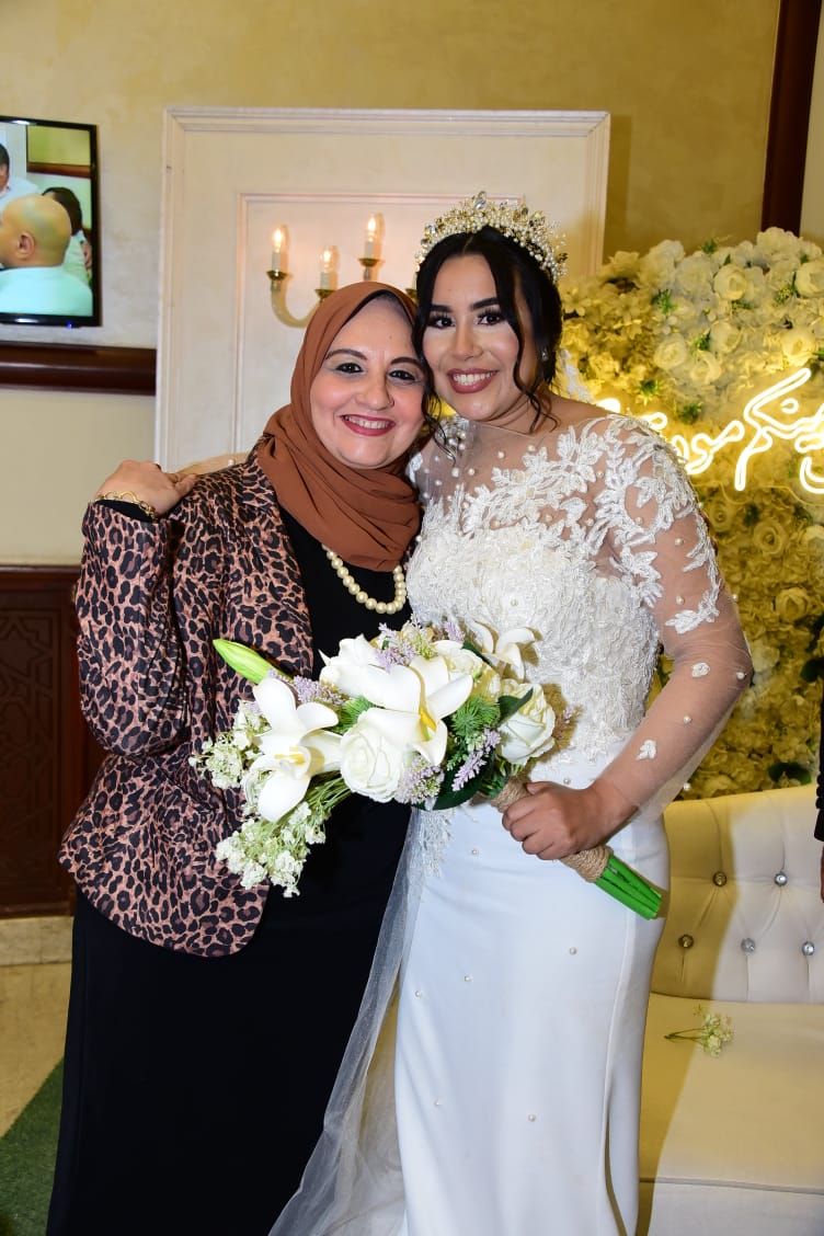 الأستاذة زينب عبداللاه مع العروس