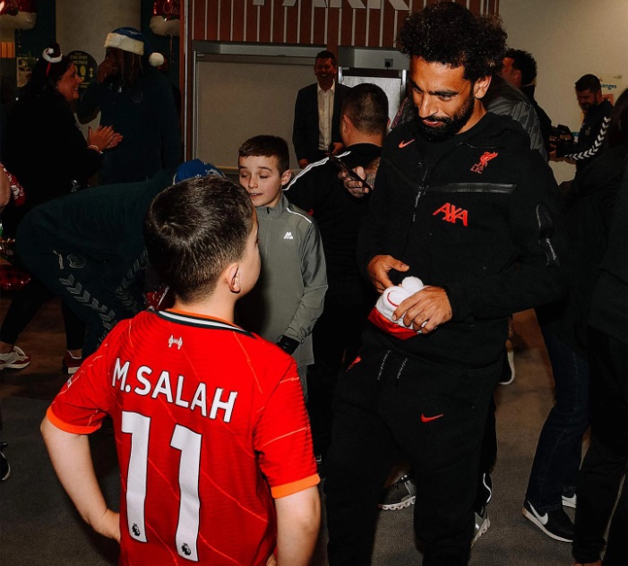 زيارة محمد صلاح ونجوم ليفربول (4)