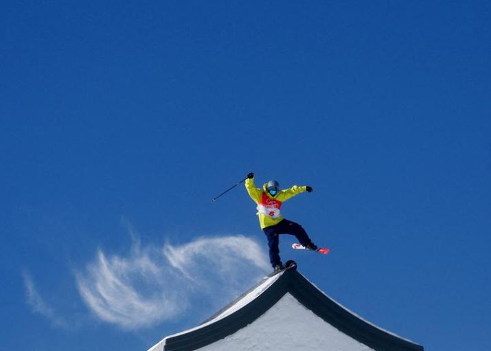 السويدي Jesper Tjader أثناء ممارسة التزلج الحر - Freeski Slopestyle للرجال - النهائي في أولمبياد بكين 2022 ، 16 فبراير. REUTERS  Hannah Mckay
