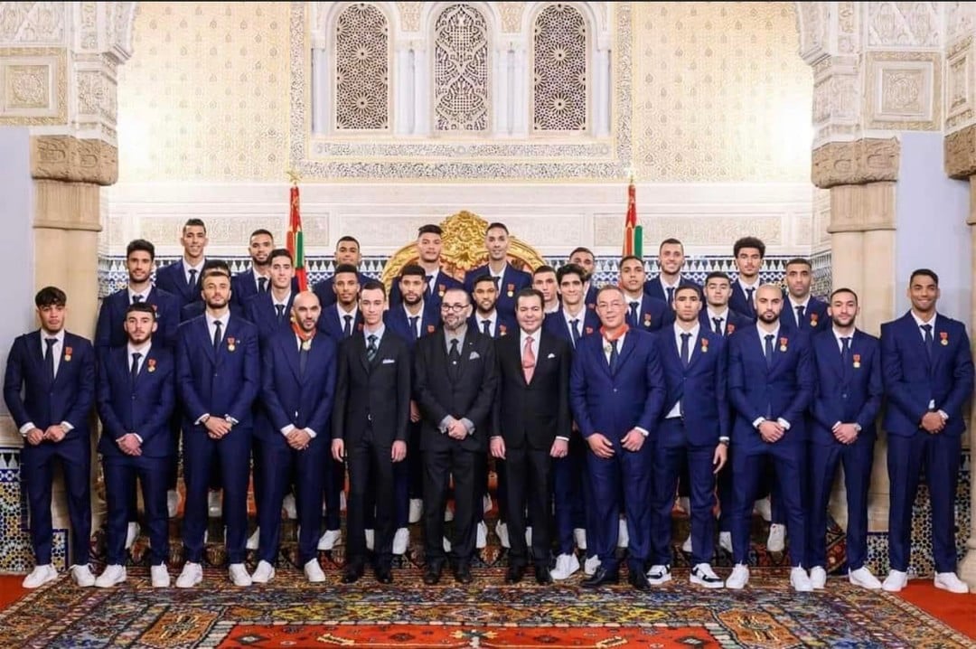 العاهل المغربي مع أفراد منتخب أسود الأطلس