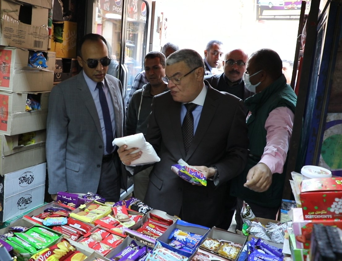 محافظ المنيا يقود حملة مكبرة لضبط الأسعار ورصد محتكري السلع الغذائية بقرية تله بمركز المنيا (9)