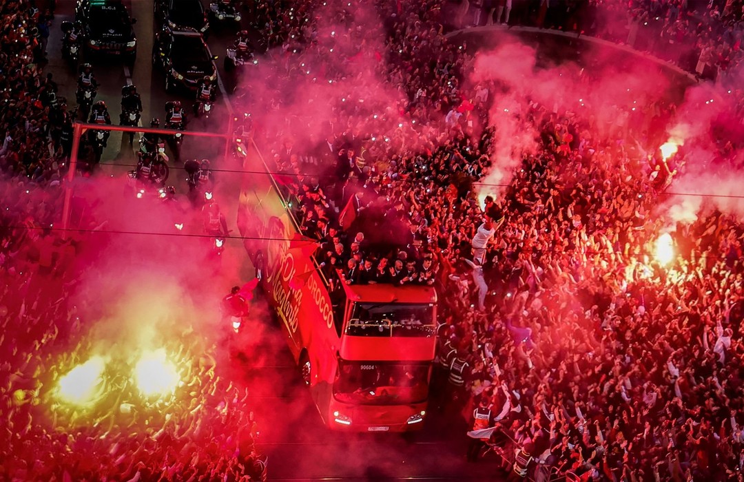 حافلة المنتخب المغربي وسط الجماهير في شوارع الرباط