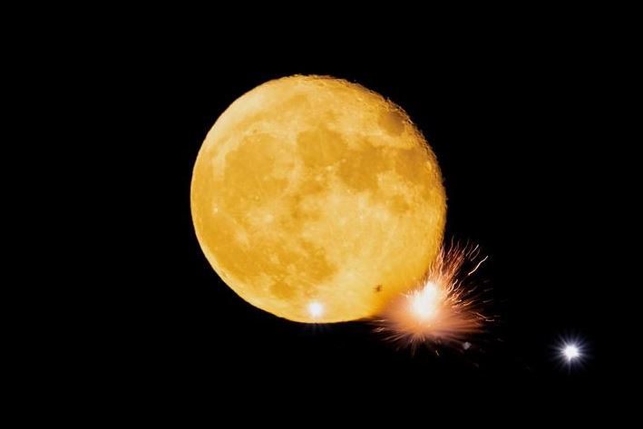 انفجار بيتارد أمام القمر المتضائل خلال عرض للألعاب النارية في مقابا ، مالطا