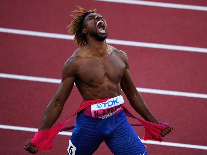 نوح لايلز من الولايات المتحدة يحتفل بعد فوزه في نهائي 200 متر رجال في بطولة العالم لألعاب القوى في يوجين ، أوريغون ، 21 يوليو.