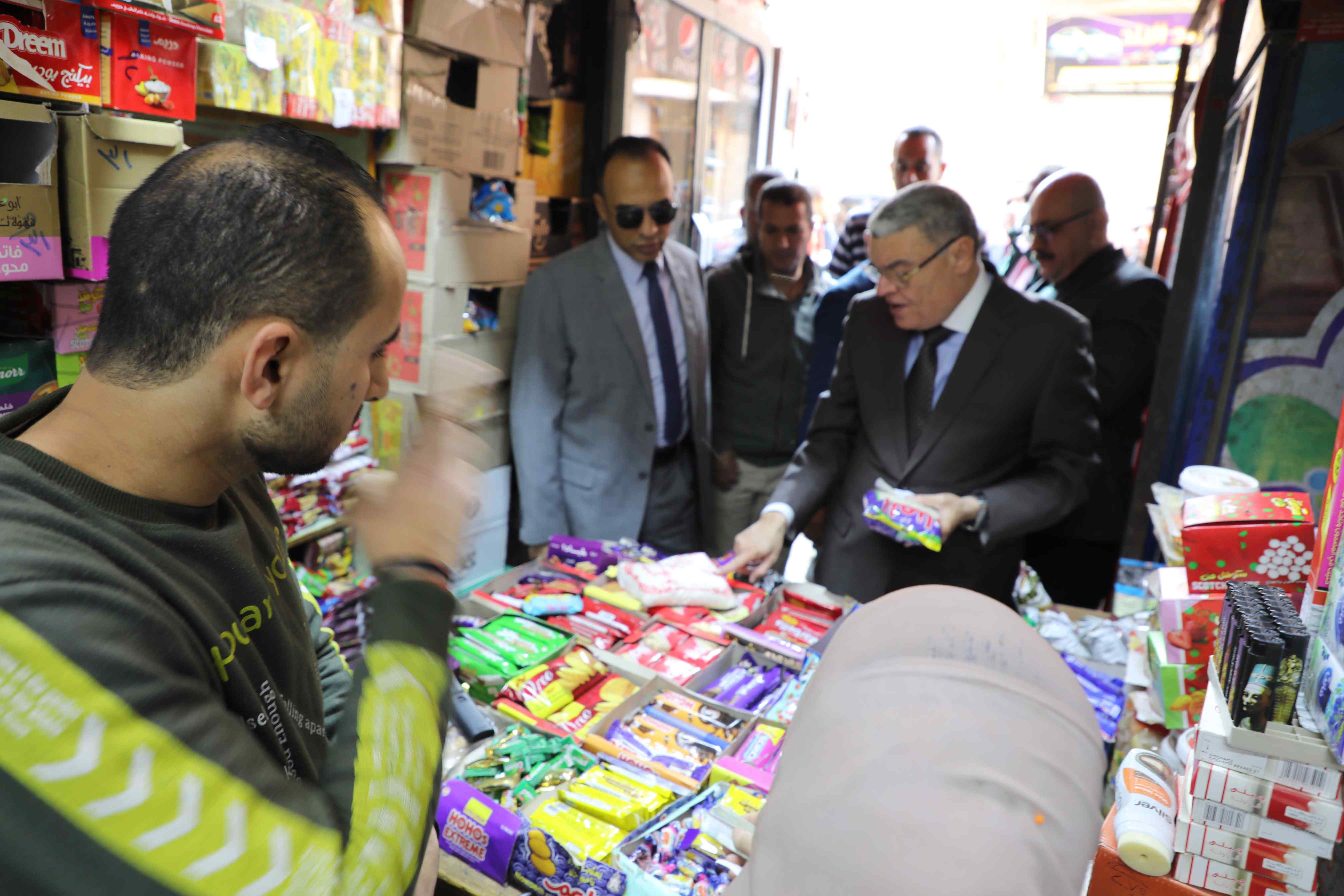 محافظ المنيا يقود حملة مكبرة لضبط الأسعار ورصد محتكري السلع الغذائية بقرية تله بمركز المنيا (1)
