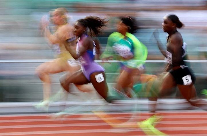 البريطانية دينا آشر-سميث تشارك خلال سباق 100 متر للسيدات في بطولة العالم لألعاب القوى في يوجين ، أوريغون ، 16 يوليو. رويترز  كاي فافنباخ