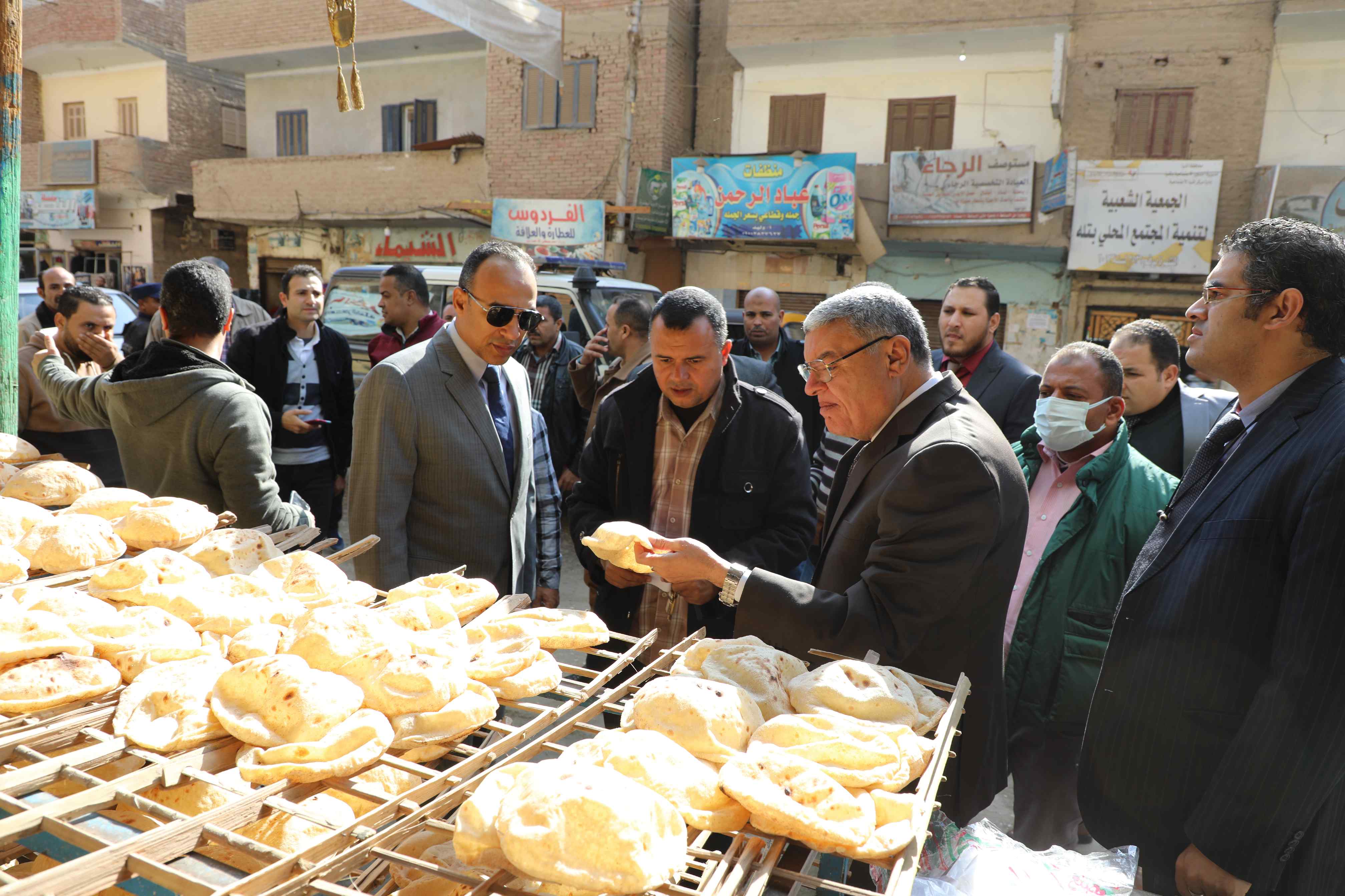محافظ المنيا يقود حملة مكبرة لضبط الأسعار ورصد محتكري السلع الغذائية بقرية تله بمركز المنيا (5)