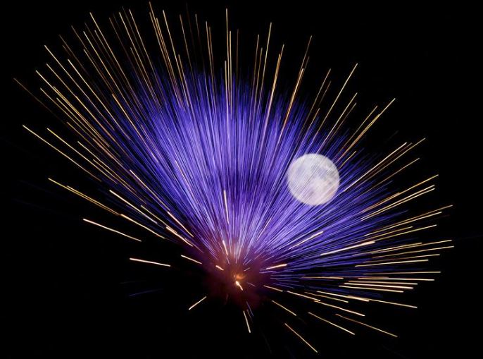 قمر مكتمل يُعرف باسم قمر الحفش ، القمر العملاق الأخير لعام 2022 ، يظهر خلف الألعاب النارية في مقابا ، مالطا