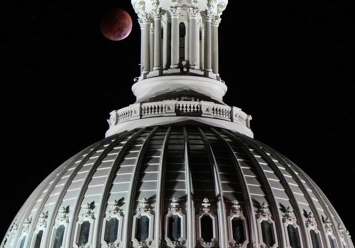 خسوف للقمر خلف مبنى الكابيتول الأمريكي صباح يوم انتخابات التجديد النصفي للكونجرس في واشنطن ، الولايات المتحدة