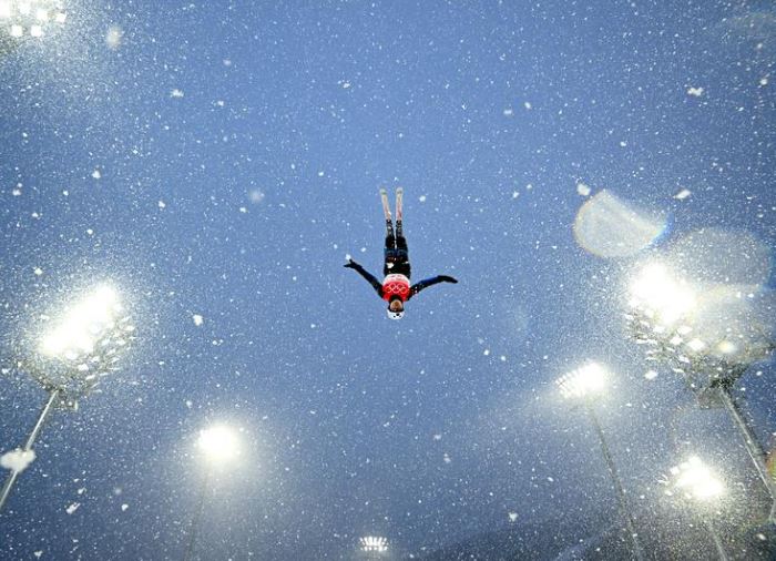 أناستاسيا أندريانافا من بيلاروسيا أثناء التدريب في التزلج الحر - التزلج الهوائي للسيدات في أولمبياد بكين 2022 ، 13 فبراير. رويترز  ديلان مارتينيز