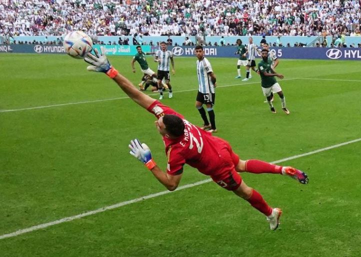 سجل لاعب المنتخب السعودي سالم الدوسري هدفه الثاني في مرمى الأرجنتيني إيميليانو مارتينيز في مباراة المجموعة الثالثة في كأس العالم لكرة القدم في قطر ، 22