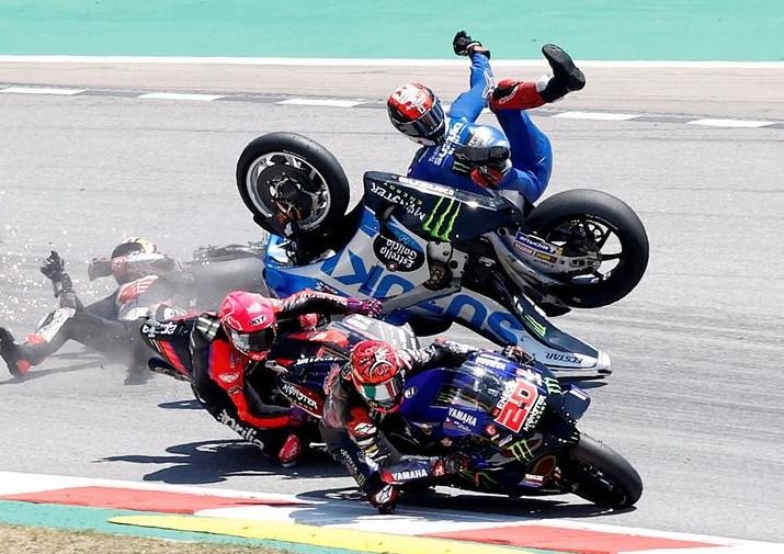 تحطم أليكس رينز من فريق سوزوكي إيكستار في بداية السباق في سباق جائزة كاتالونيا الكبرى في برشلونة ، إسبانيا ، 5 يونيو.