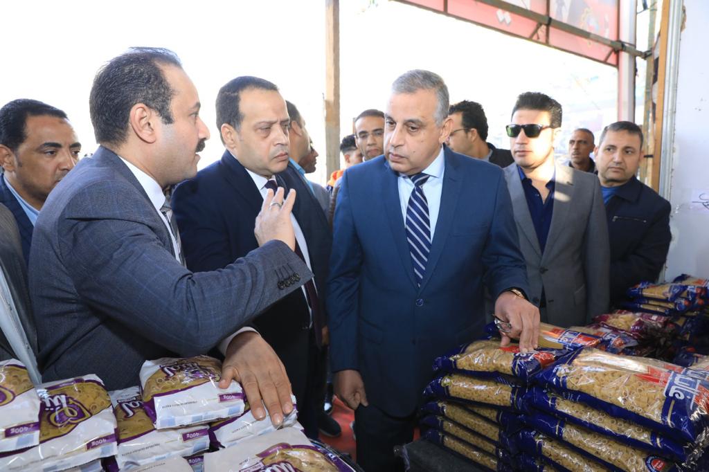 محافظ سوهاج يتفقد معرض بيع السلع الغذائية بمدينة ناصر (6)