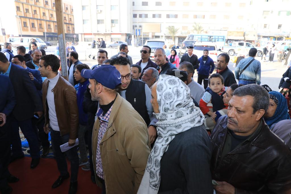 محافظ سوهاج يتفقد معرض بيع السلع الغذائية بمدينة ناصر (1)