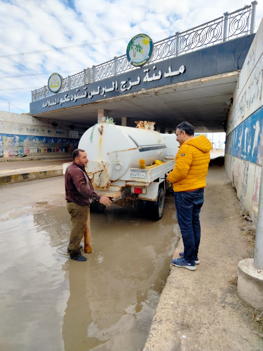 جانب من رفع مياه الاكمطار