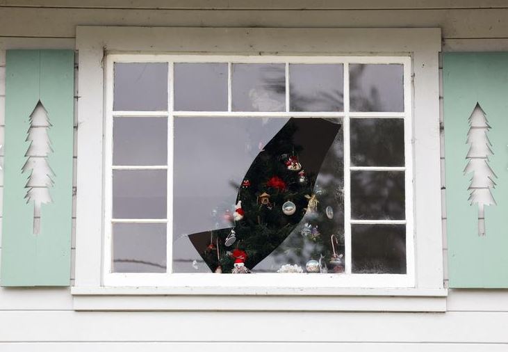 شجرة عيد الميلاد من خلال نافذة مكسورة بعد زلزال قوي بقوة 6.4 درجة ضرب قبالة ساحل شمال كاليفورنيا في ريو ديل ، كاليفورنيا ، 20 ديسمبر. رويترز  فريد جريفز