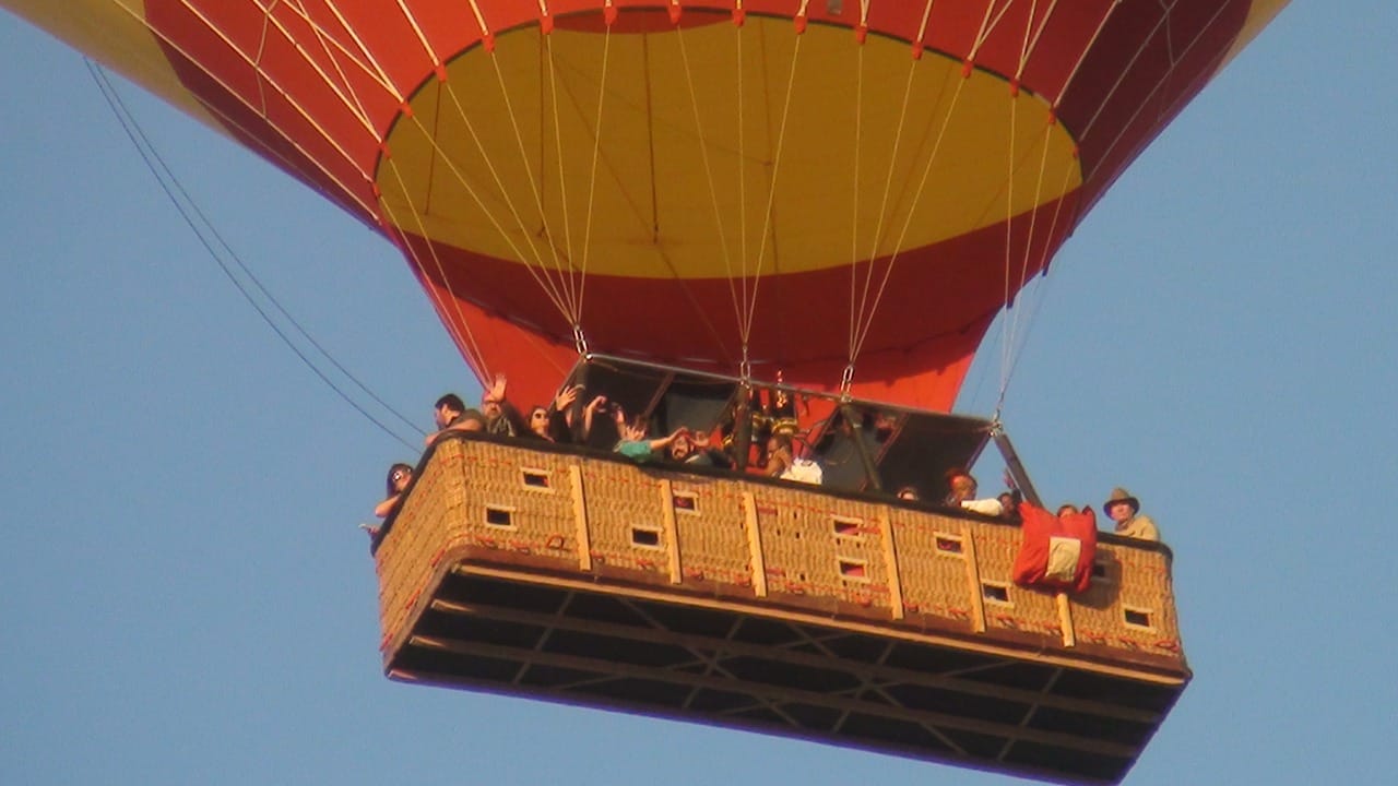 تحليق البالونات بالافواج السياحية فى السماء