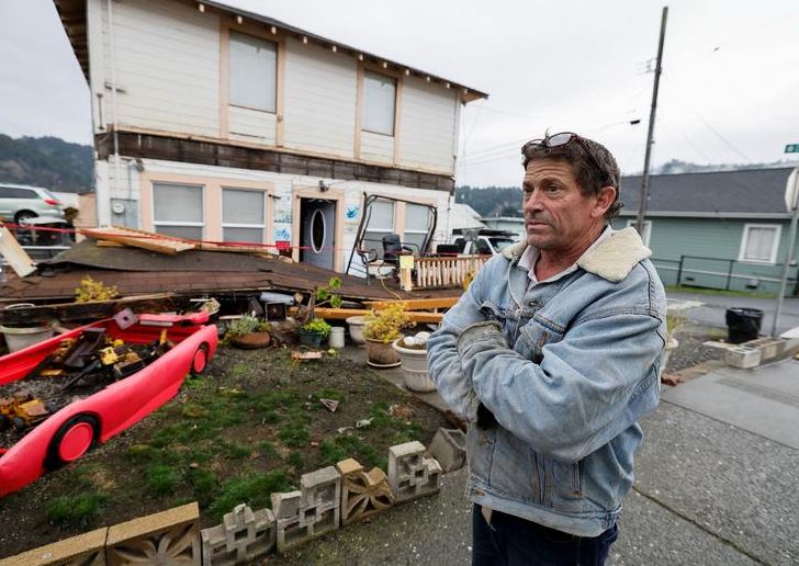 دارين غالاغر يقف أمام منزل متضرر بعد زلزال قوي بلغت قوته 6.4 درجة ضرب قبالة ساحل شمال كاليفورنيا في ريو ديل ، كاليفورنيا ، 20 ديسمبر. رويترز  فريد جريفز