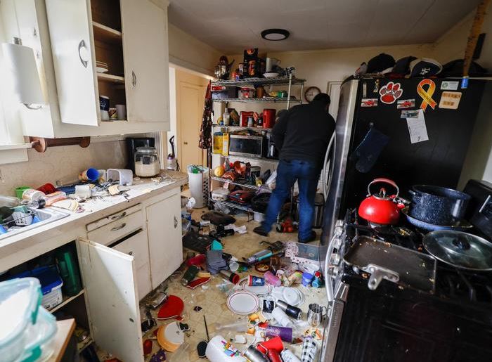 ديفيد ريسلي يتفقد مطبخ منزله بعد زلزال قوي بقوة 6.4 درجة ضرب قبالة ساحل شمال كاليفورنيا في ريو ديل ، كاليفورنيا ، 20 ديسمبر. رويترز  فريد جريفز
