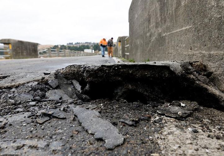 شوهد صدع كبير في سطح الجسر بعد زلزال بقوة 6.4 درجة ضرب قبالة ساحل شمال كاليفورنيا في ريو ديل ، كاليفورنيا ، 20 ديسمبر. رويترز  فريد جريفز