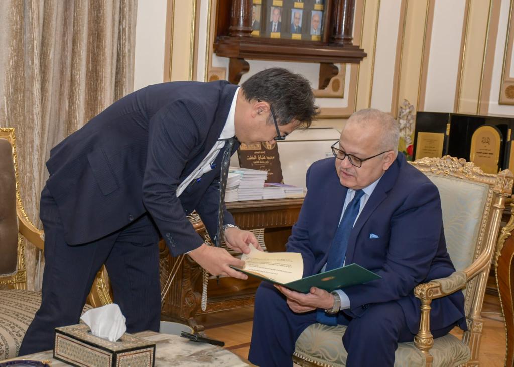 رئيس جامعة القاهرة يستقبل نائب رئيس جامعة هيروشيما اليابانية للتعاون الدولي