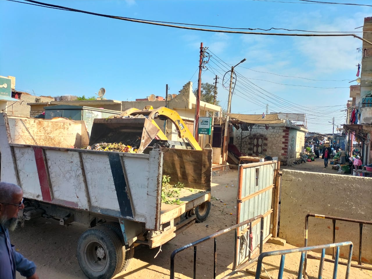 جانب من رفع المخلفات والقمامة على مستوى قرى ومدن الاسماعيلية  (2)