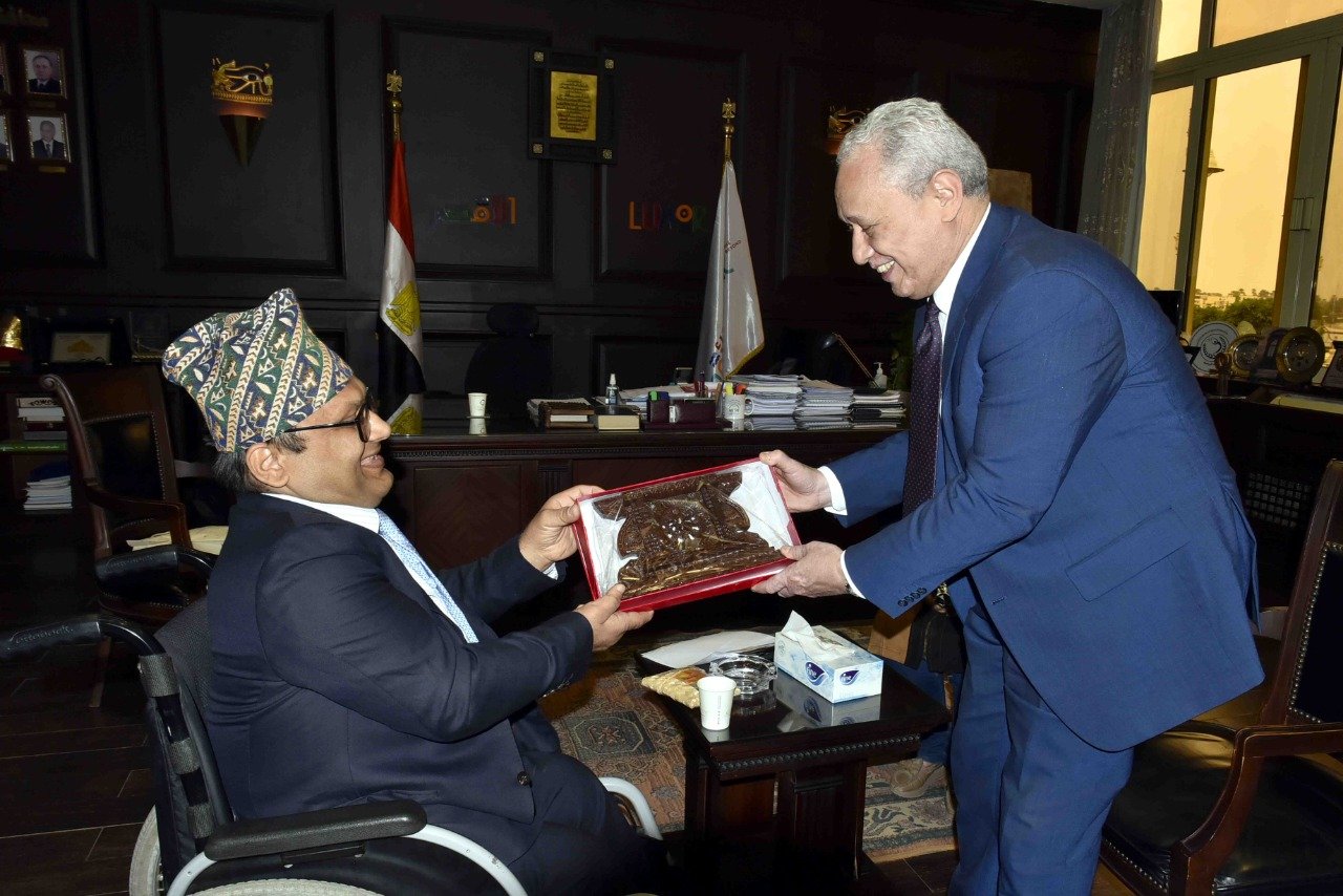 هدية محافظ الأقصر سفير دولة نيبال بمصر