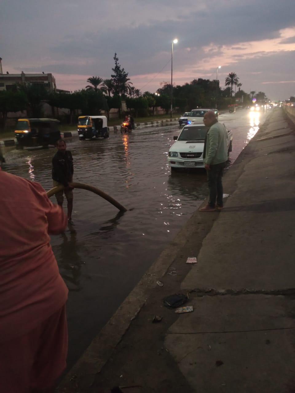 شفط المياه على طريق الإسماعيلية بورسعيد (3)