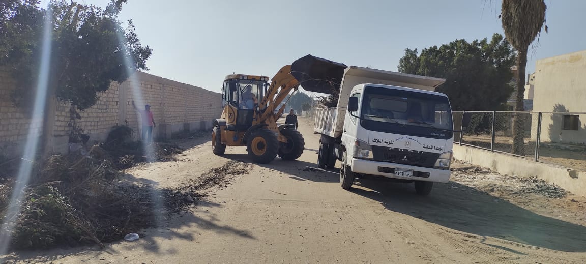 جانب من رفع المخلفات والقمامة على مستوى قرى ومدن الاسماعيلية  (13)