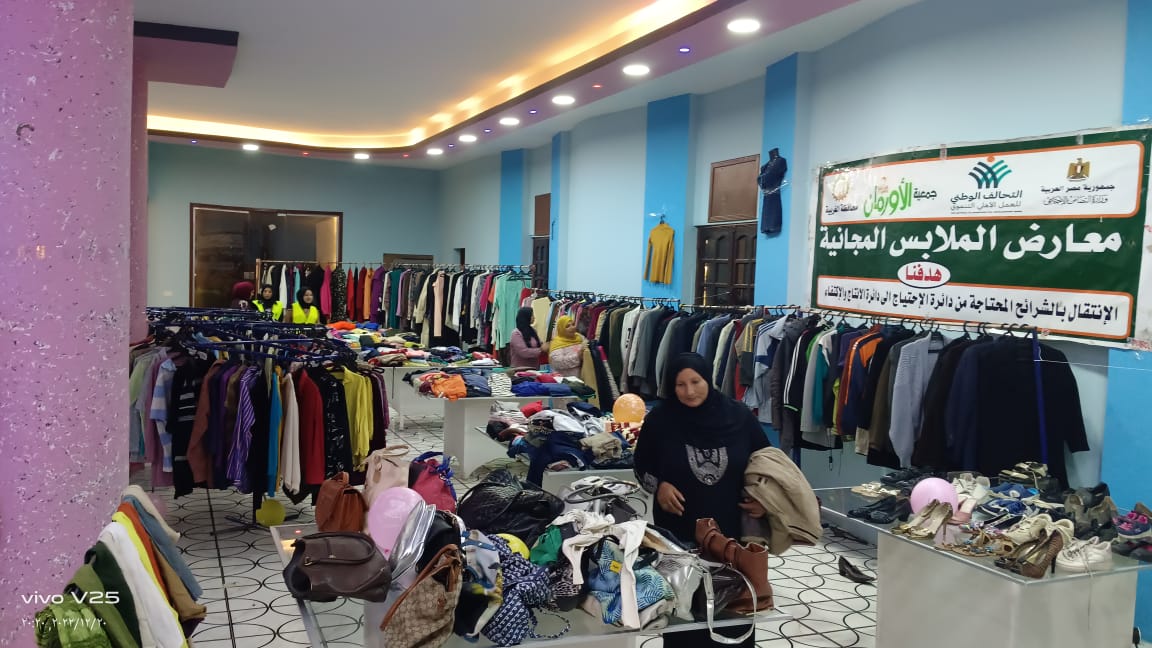 تنظيم معرض لتوزيع الملابس الجديدة مجانا (2)