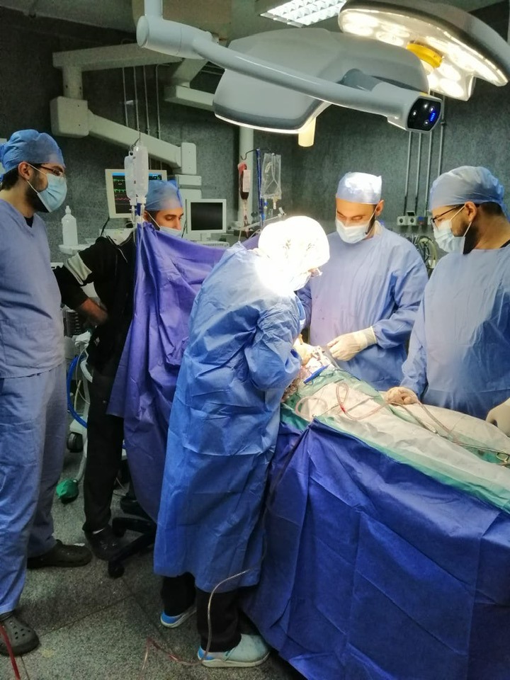 الفريق الجراحي خلال إجراء الجراحة