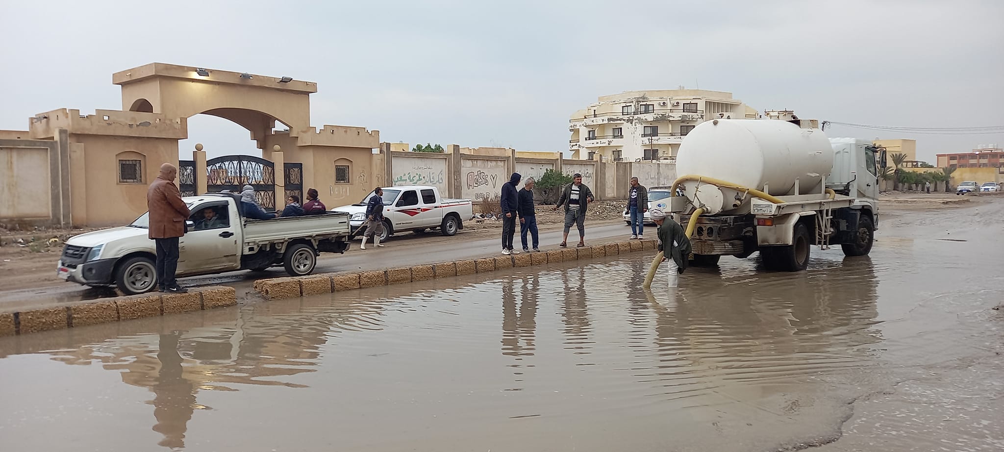 مجلس مدينة العريش يتابع  التخلص من مياه الامطار