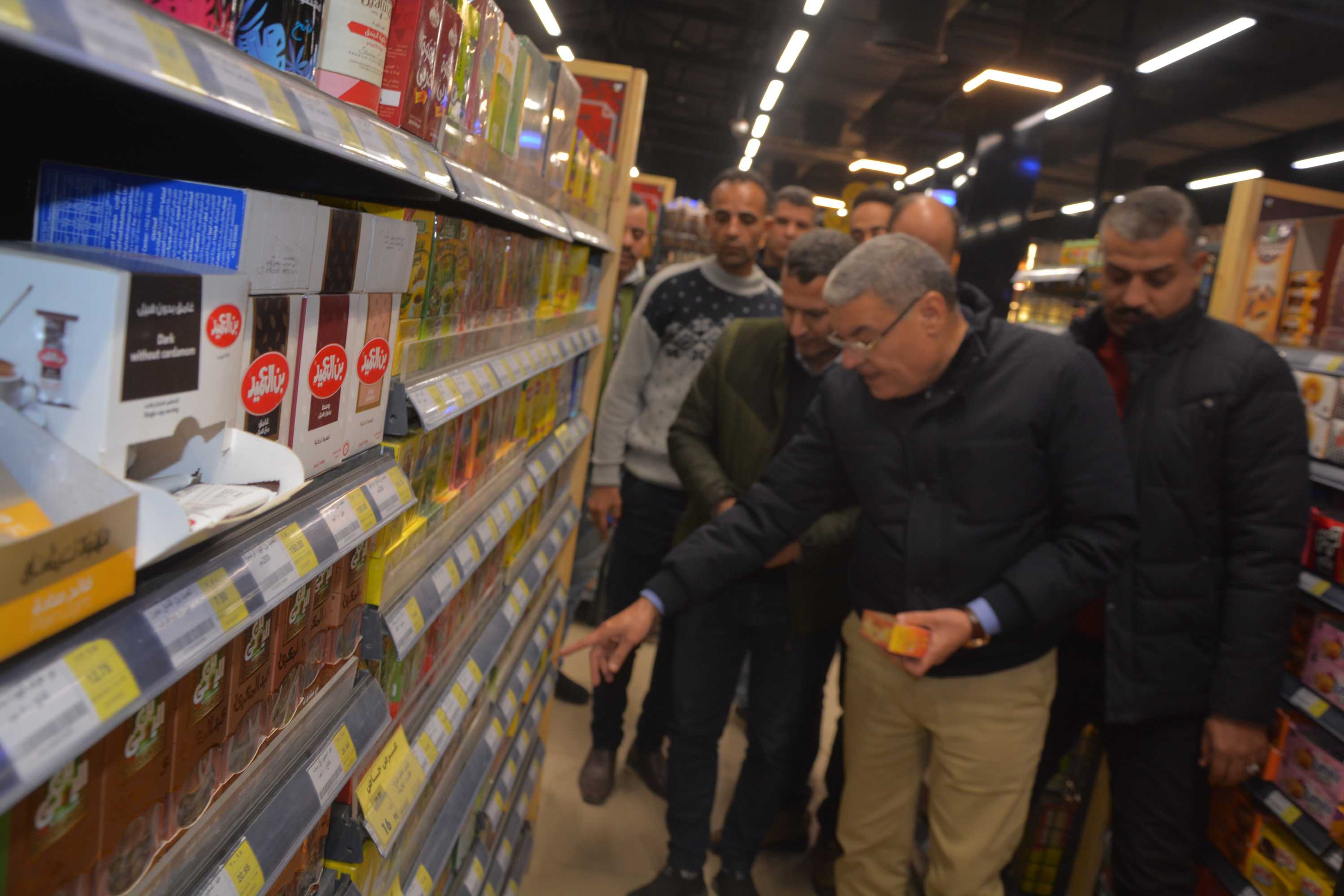 محافظ المنيا يتابع توافر السلع والمنتجات الغذائية بأسعار مناسبة (9)