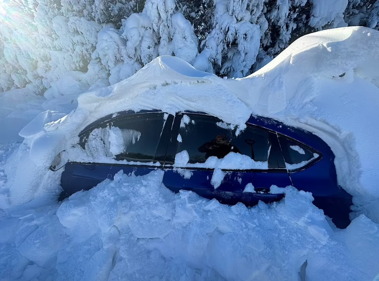 سيارة غارقة فى الجليد